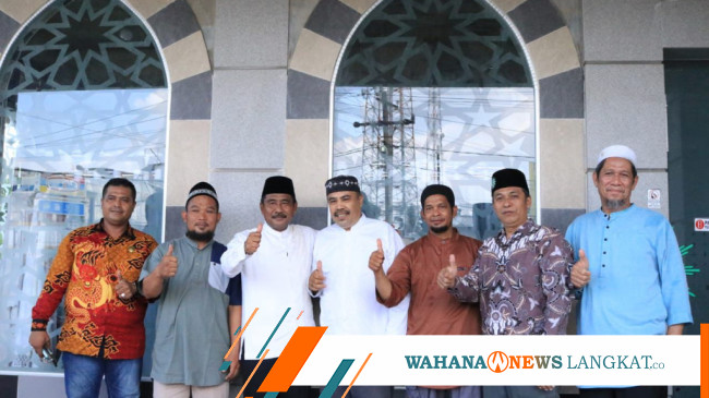 Wali Kota Sholat Jumat Berjamaah Sekaligus Serahkan Bantuan Dana Hibah