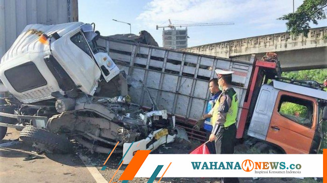 Sebuah Truk Kontainer Tabrak Mobil Pengangkut Pasir Di Ruas Tol Cakung