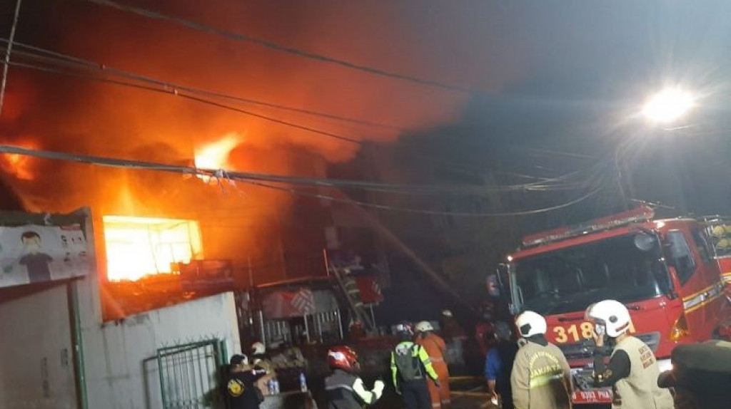 Diduga karena Korsleting Listrik, 3 Ruko di Pasar Cengkareng Terbakar