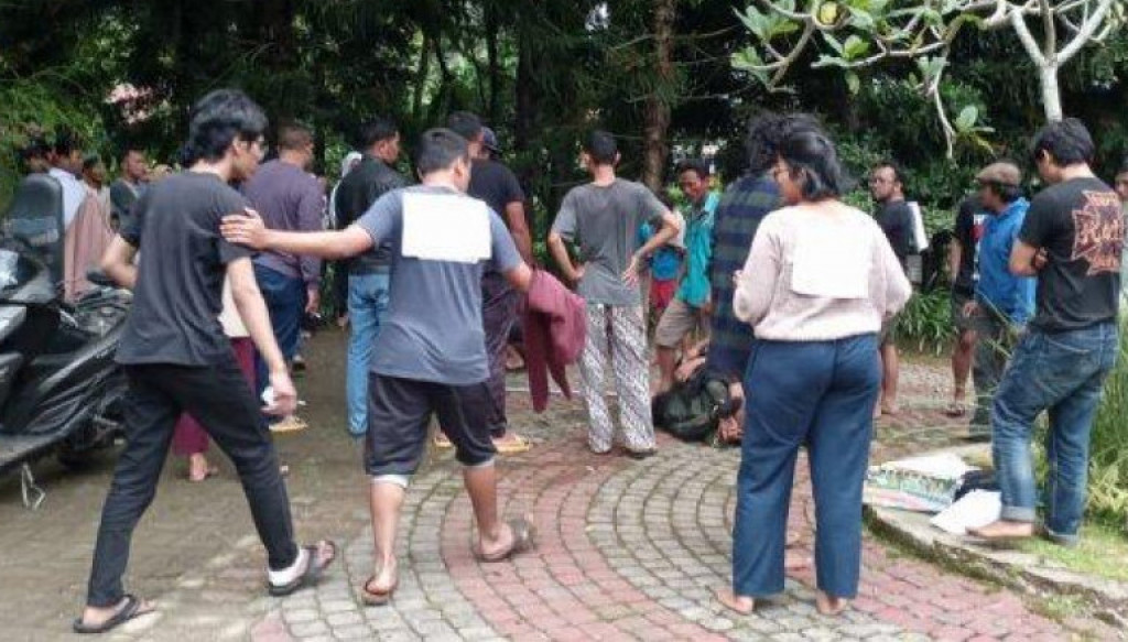 Dua Pemuda Tak Berkutik Saat Ketahuan Curi Handphone di Vila Cijeruk Bogor