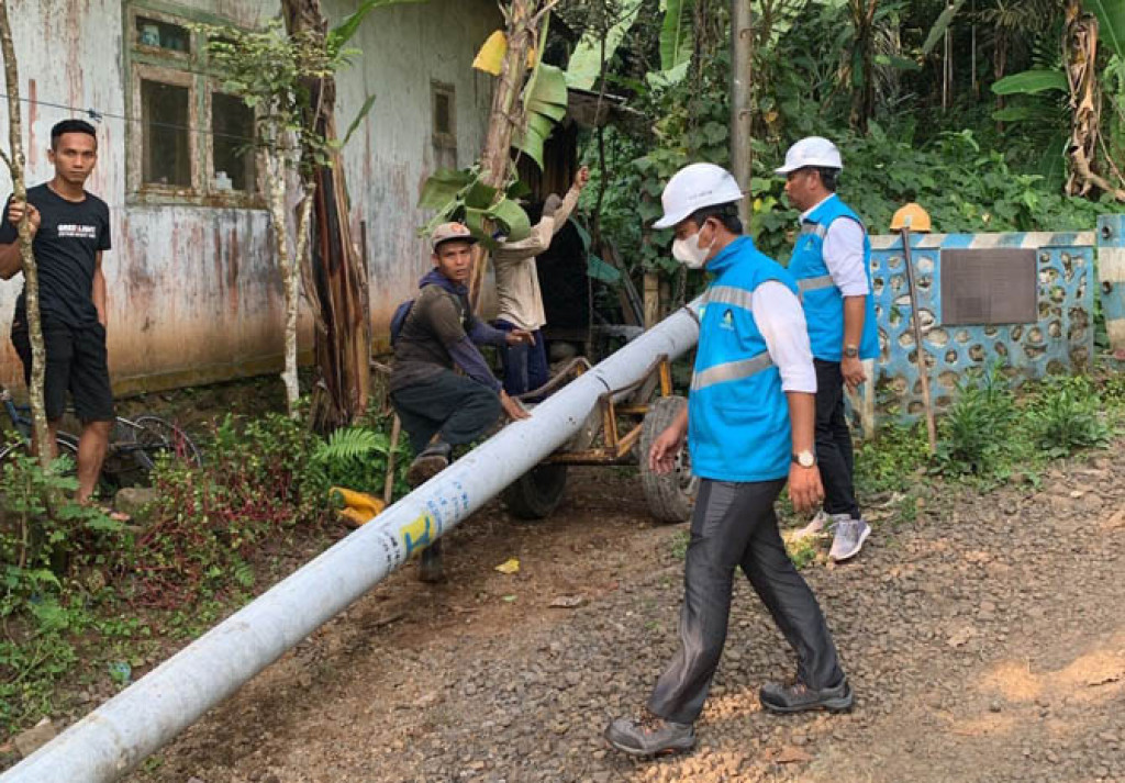 Kabar Baik dari PLN, Puluhan Tiang Listrik Terpasang di Pancor Gunggungan Kidul