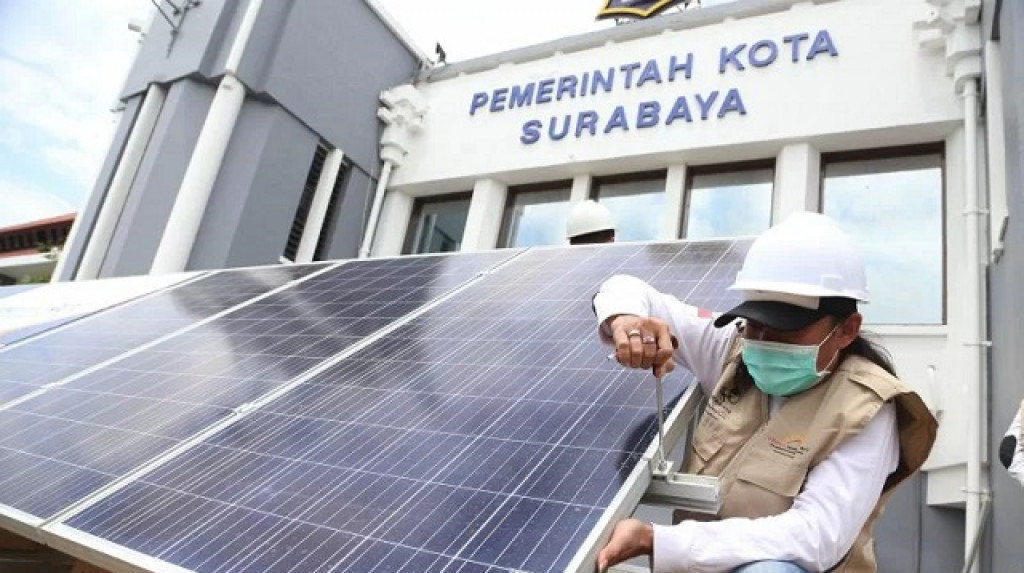 Panel Sel Surya Dipasangi di Atap Balai Kota Surabaya