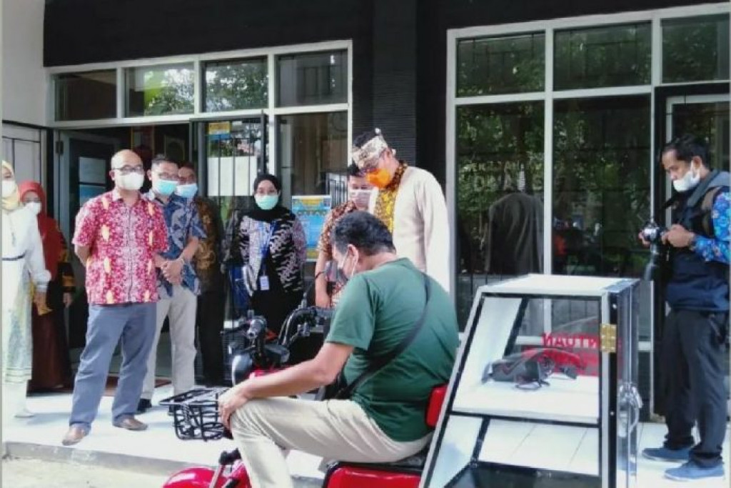 Pemkot Sukabumi Bantu Penyandang Disabilitas Sebuah Sepeda Listrik Gerobak