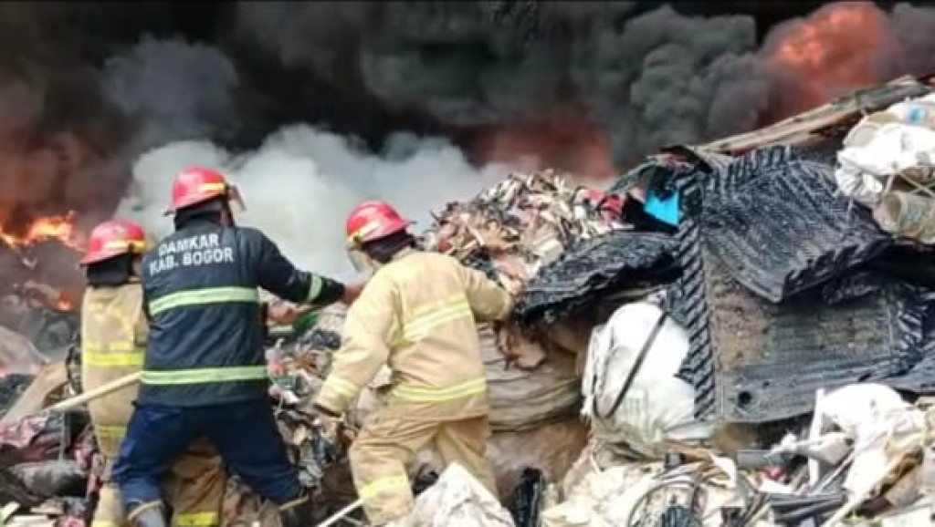 90 Ton Plastik Rongsokan di Gunung Putri Bogor Terbakar