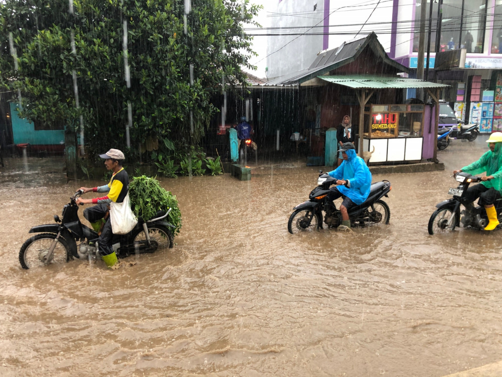 Hujan Deras Sebabkan Banjir di Wilayah Pasar Kemis Sumedang