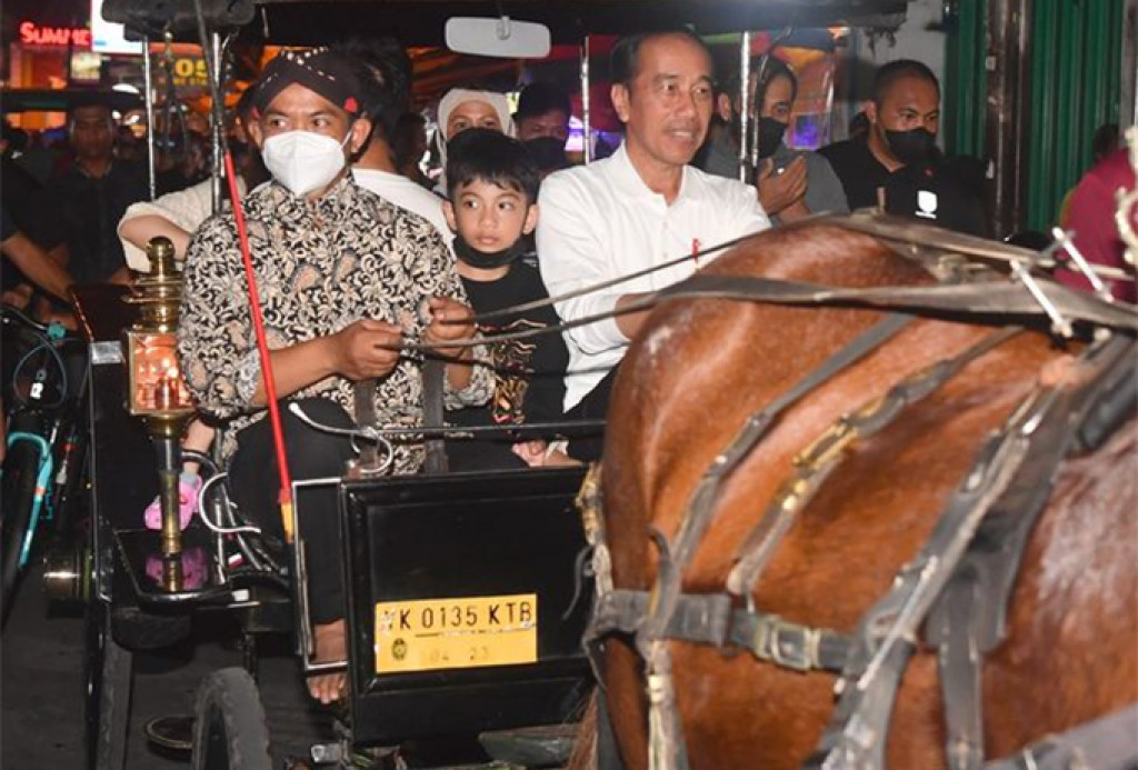 Jokowi Ajak Keluarga Malam Mingguan di Malioboro