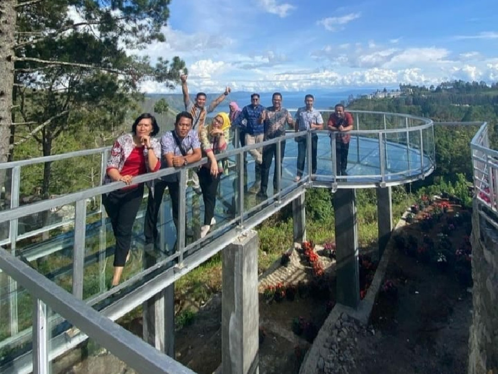 Nikmati Pemandangan dari Jembatan Kaca Maulana Cafe, Bupati : Mari Kita Bersama Dukung Sektor Pariwisata