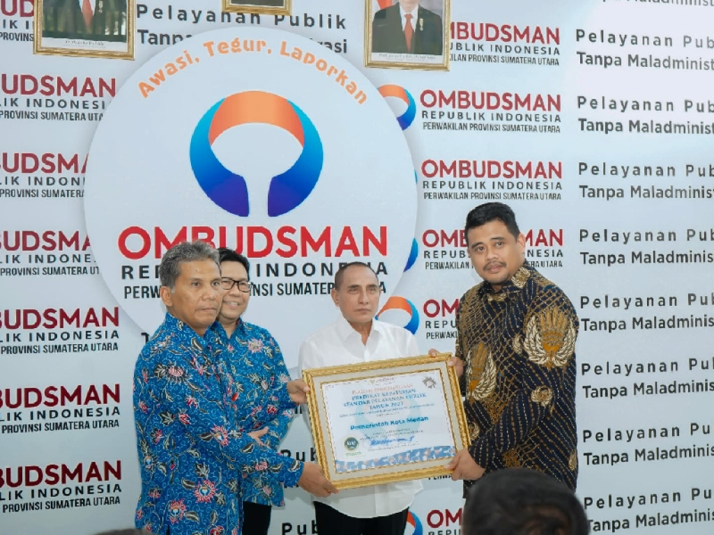 Pemko Medan Terima Penghargaan Predikat Kepatuhan Standar Pelayanan Publik 2022
