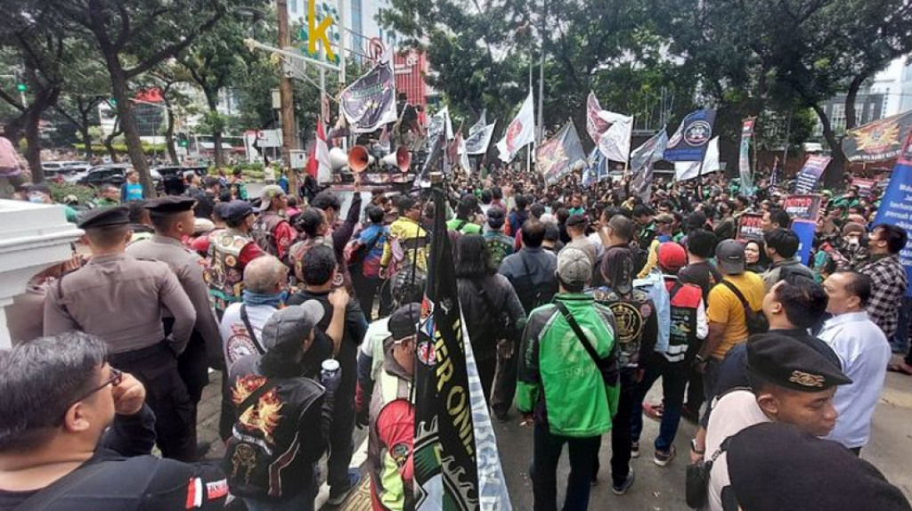 Ratusan Pengemudi Ojek Online Demo di Depan Gedung DPRD DKI Jakarta