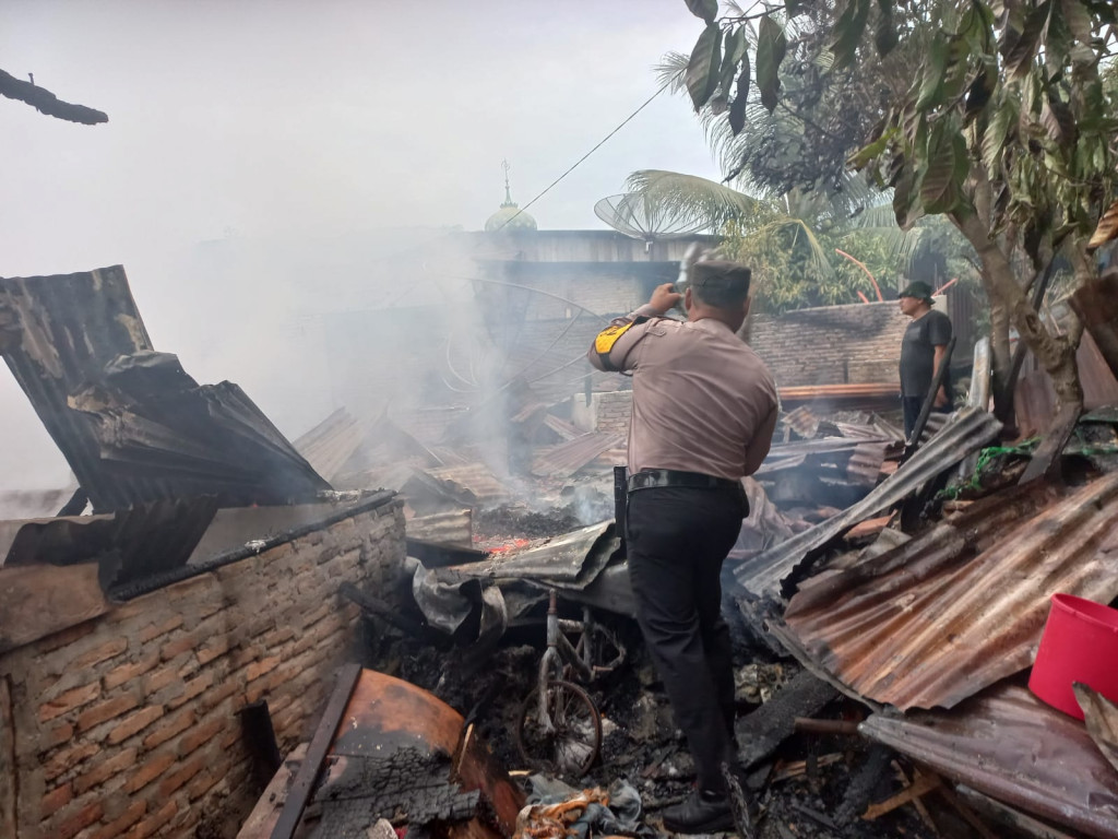 Kompor Gas Meledak, Rumah Dikampung Jawa Terbakar dan Kaki Sakiman Luka Bakar