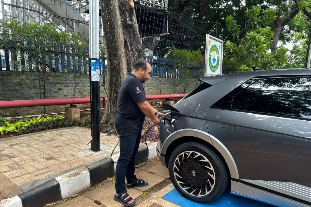 PLN Gunakan Tiang Listrik Jadi EV Charger, Dukung Pertumbuhan Kendaraan Listrik di Indonesia