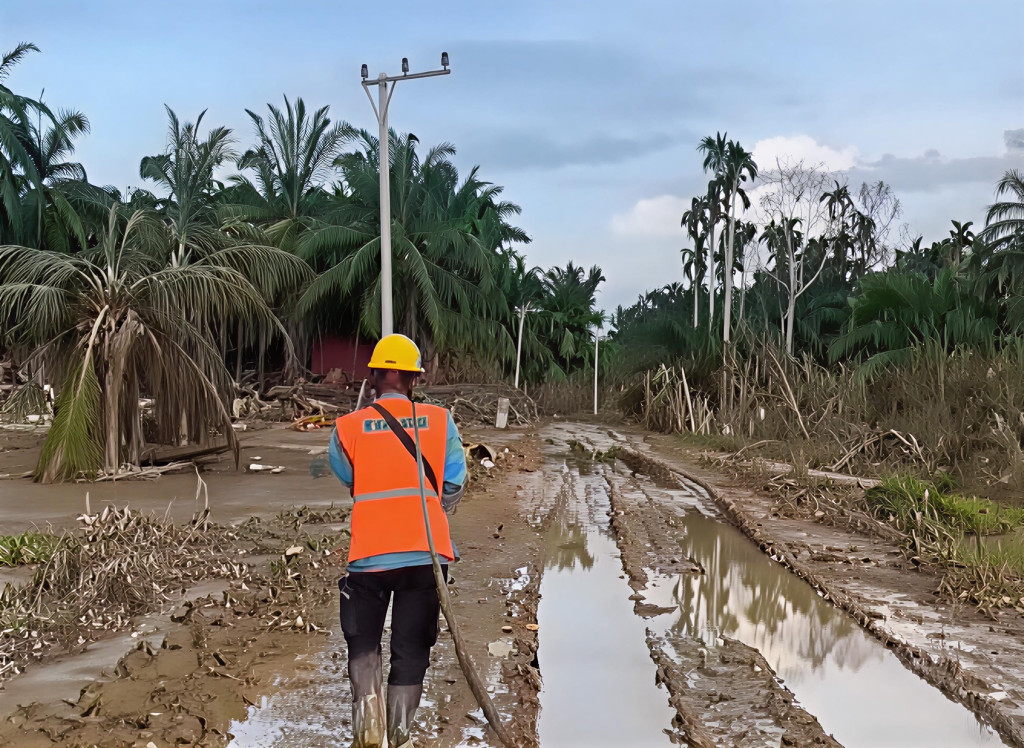 PLN Terobos Akses Terputus, Listrik Posko Pengungsian Pante Bidari Aceh Kembali Menyala