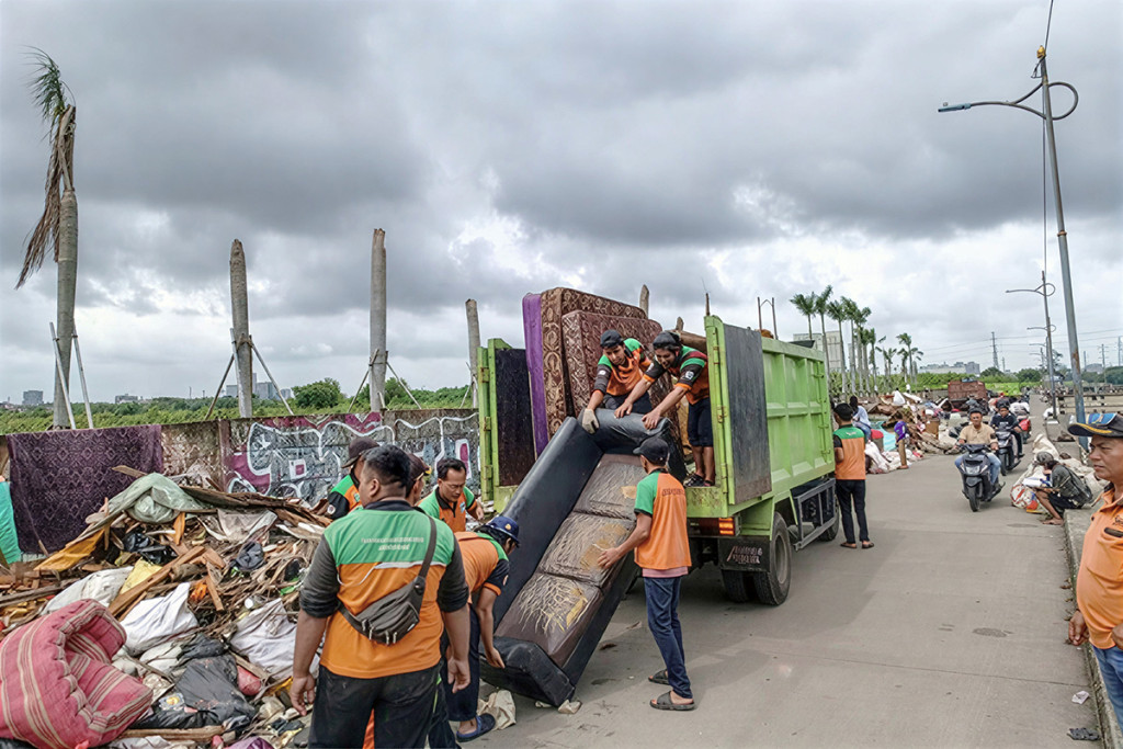 187 Ton Sampah Pascabanjir Diangkut dari Kali Mookervaart Jakbar