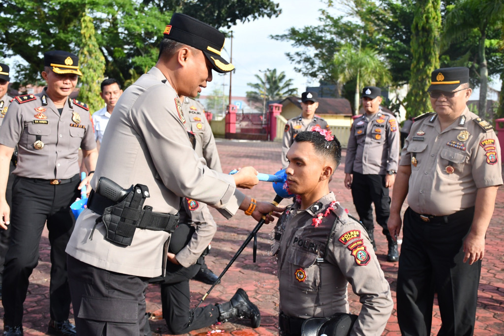 8 Bintara Remaja Disambut dengan Upacara Tradisi, Kapolres Nias Ingatkan Jauhi Narkoba dan Judol