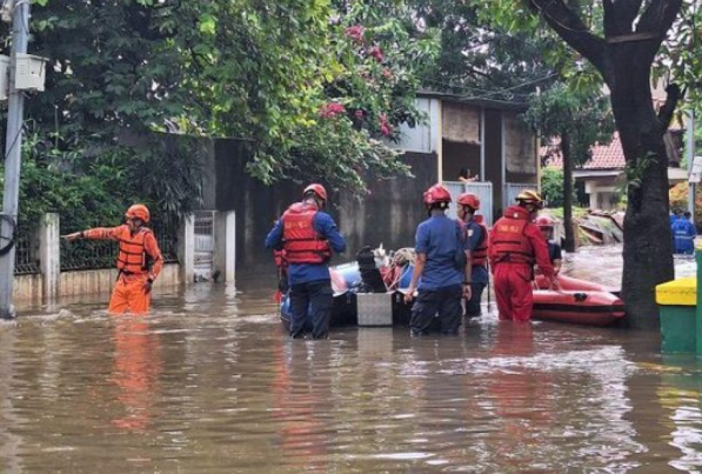 Air Naik Lagi, Banjir Kepung Pondok Karya Mampang hingga 85 Sentimeter