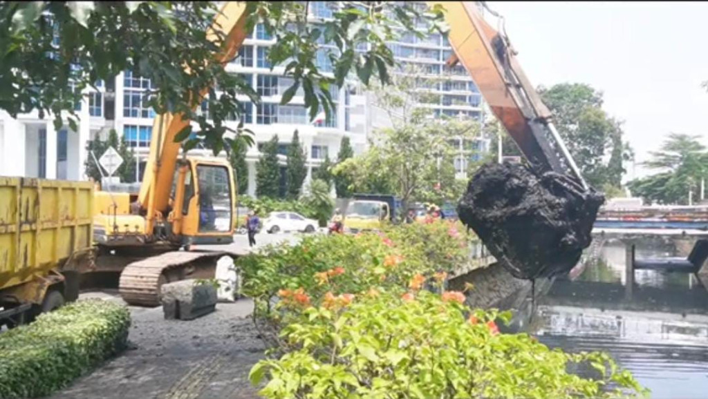 Antisipasi Musim Hujan, Sudin SDA Jakarta Barat Keruk Saluran PHB Wali Kota di Puri Kembangan