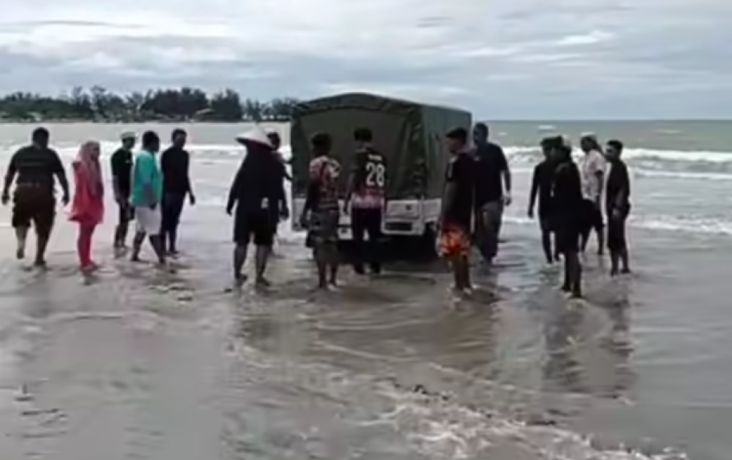 Antusias Sambut Tahun Baru, Mobil Wisatawan “Malam Tahun Baruan” di Pantai Panjang Bengkulu