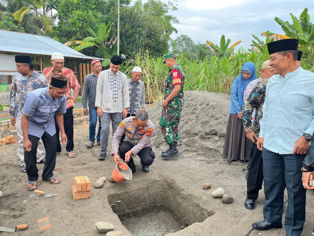 Asisten Administrasi Umum Pemko Binjai Letakkan Batu Pertama Pembangunan Masjid Nurul Mukminin