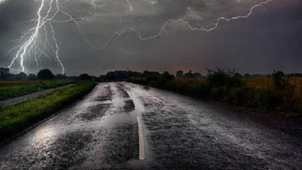 Awan Hujan Selimuti Indonesia, BMKG Ingatkan Potensi Cuaca Ekstrem Jumat Ini