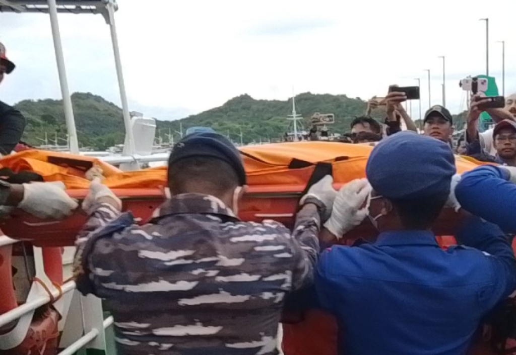 Bangkai KM Putri Sakinah Ditemukan, Satu Jenazah Diduga Anak Pelatih Valencia Dievakuasi