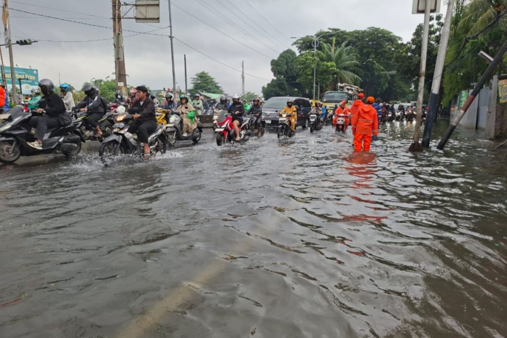 Banjir Lumpuhkan Jalan Daan Mogot, Lalu Lintas Jakarta Barat Mandek Total