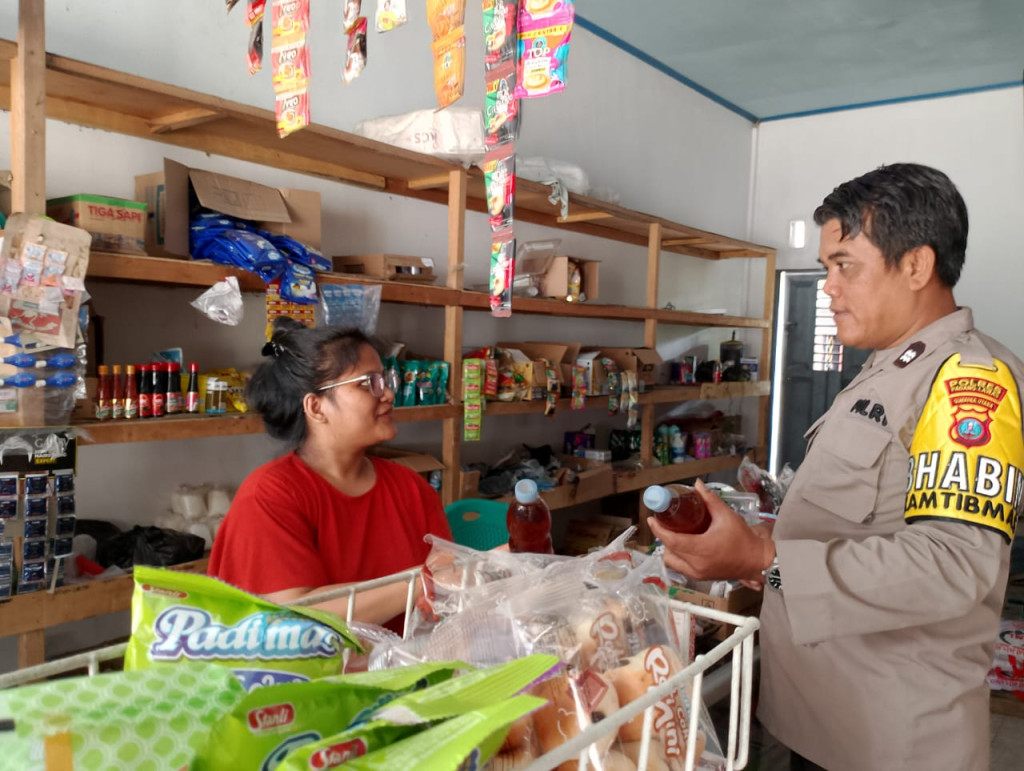 Bhabinkamtibmas Polsek Sosa Patroli Sambangi Warga Desa Binaannya