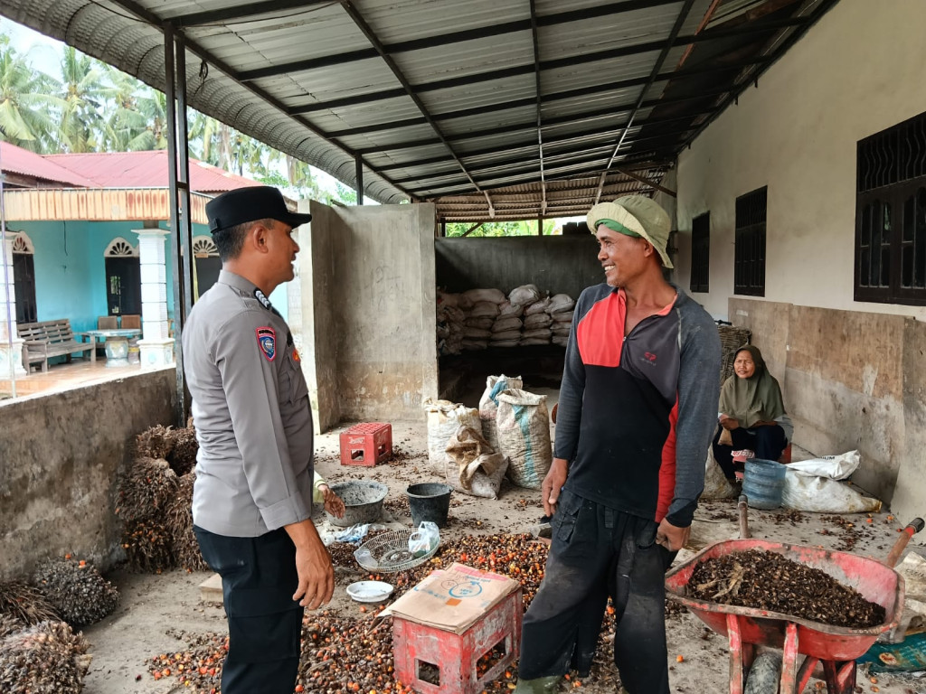 Bhabinkamtibmas Polsek Tanjung Pura Jalin Kedekatan Lewat Sambang Warga