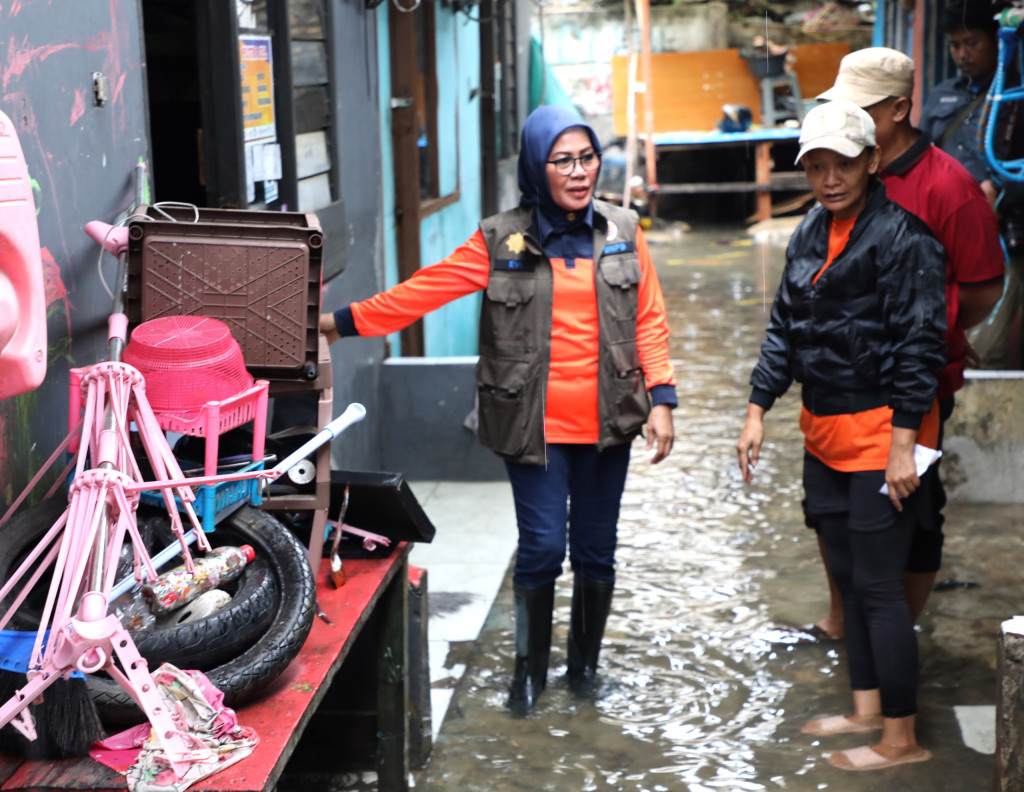 BNPB Tinjau Pengungsian dan Distribusi Bantuan Banjir di Pulo Gadung
