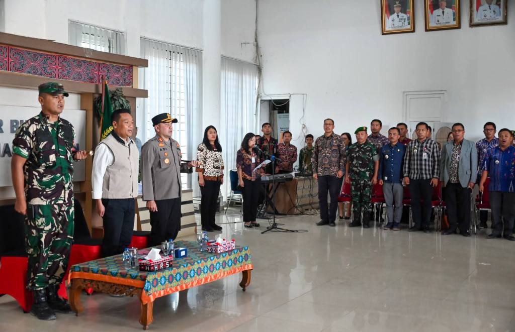 Bupati Humbahas Berikan Penghargaan Sebagai Apresiasi Atas Denikasi Personil TNI/POLRI Penanganan Pasca Bencana Alam Humbanhas