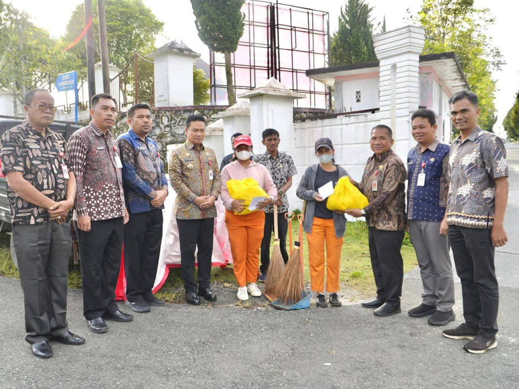 Bupati Humbahas Sampaikan Tali Asih Berupa Paket Sembako Untuk 80 Orang Petugas Kebersihan