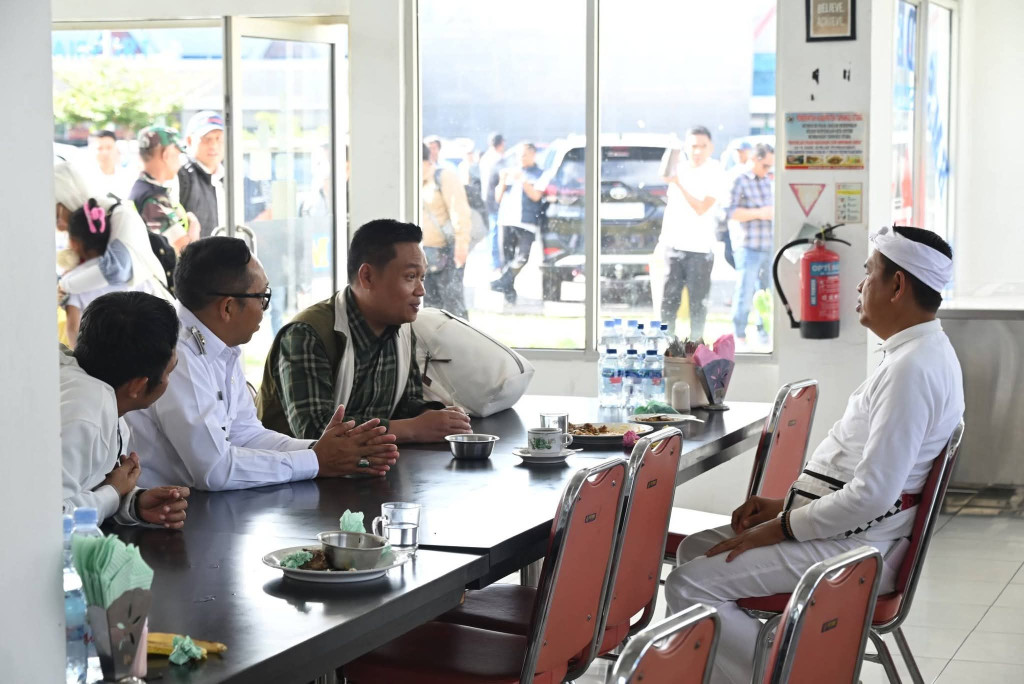 Bupati Humbang Hasundutan Terima Bantuan 10 Unit Rumah Dari KDM