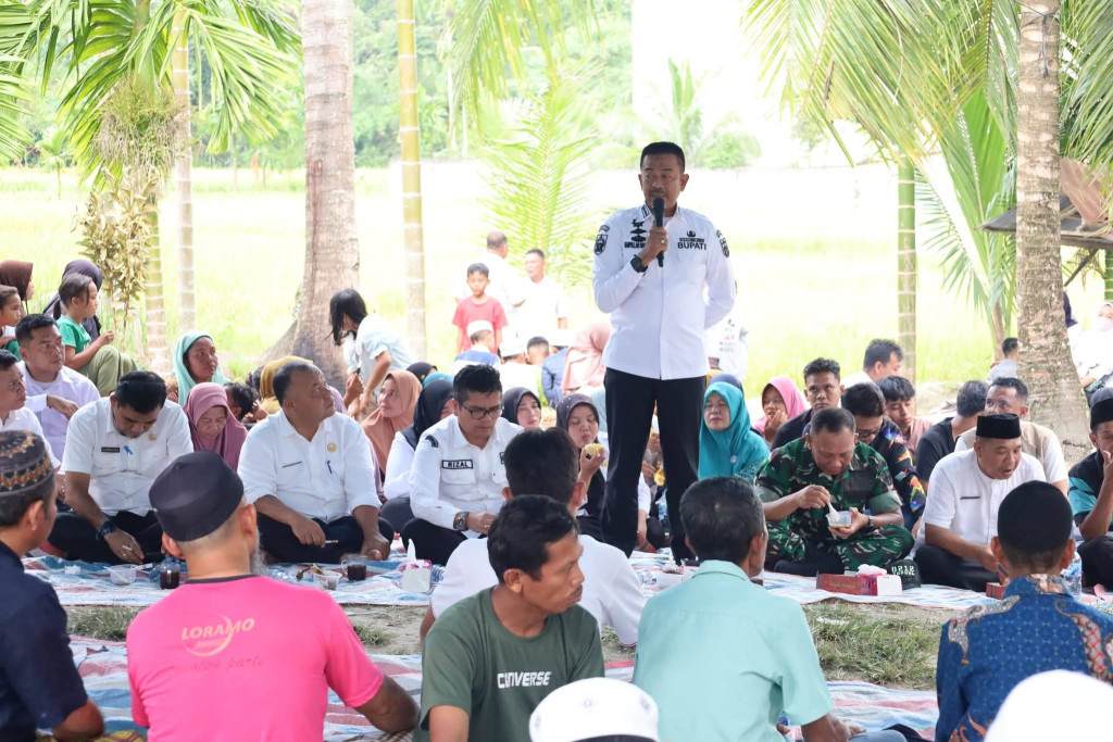 Bupati Madina Makan Bersama Warga Gunung Baringin Marpinggan Bulung