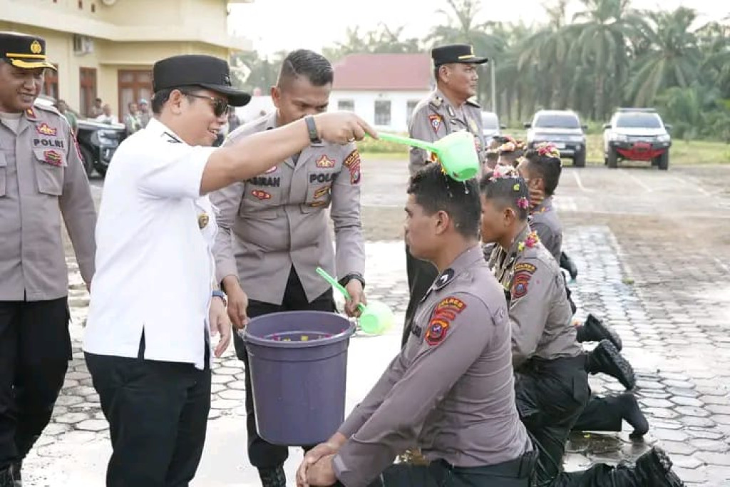 Bupati Palas PMA Hadiri Tradisi Penyambutan Bintara Polri di Mapolres Palas
