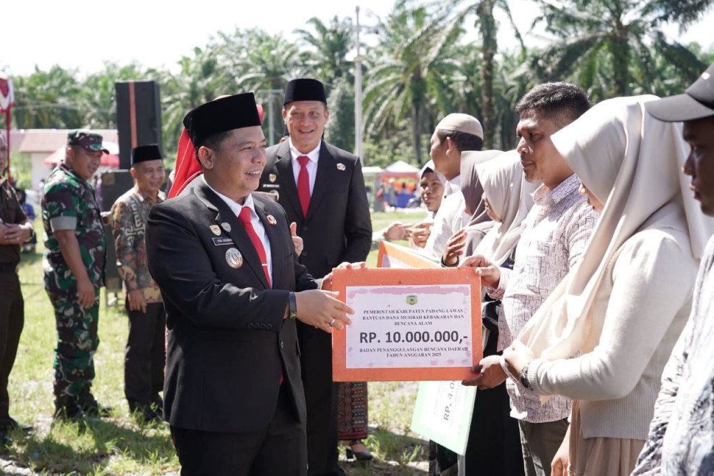Bupati Palas Serahkan Bantuan Bencana Alam 82 KK dari 11 Kecamatan Tahun 2025