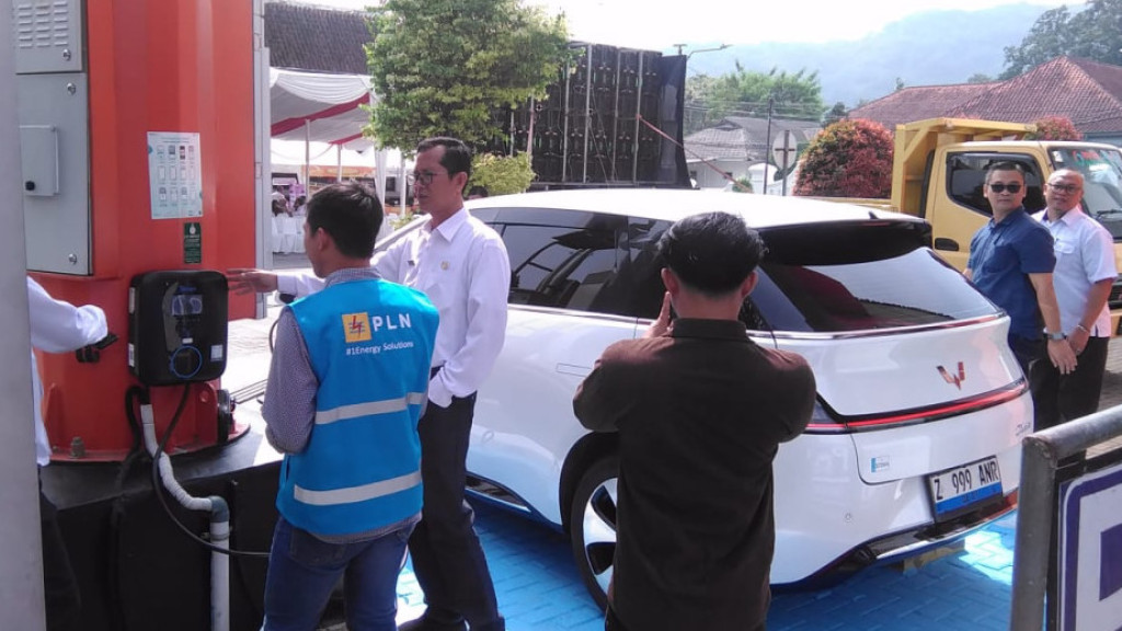 Bupati Sumedang Resmikan Tiang Pintar Sumedang, Dilengkapi Charger Kendaraan Listrik