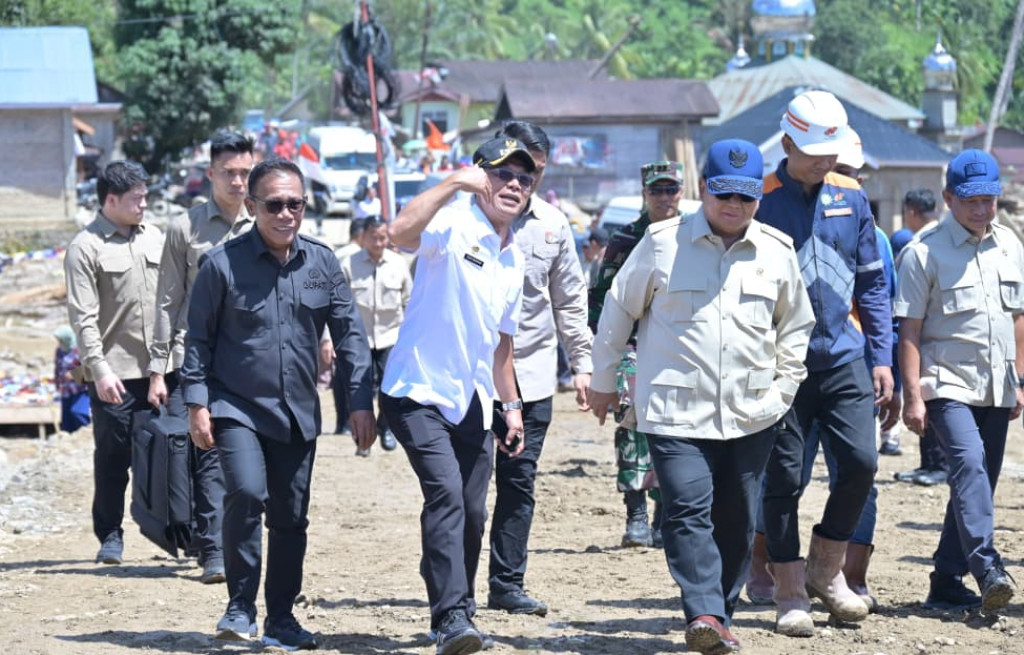Bupati Tapteng Dampingi Presiden Prabowo Tinjau Jembatan Bailey Sungai Garoga