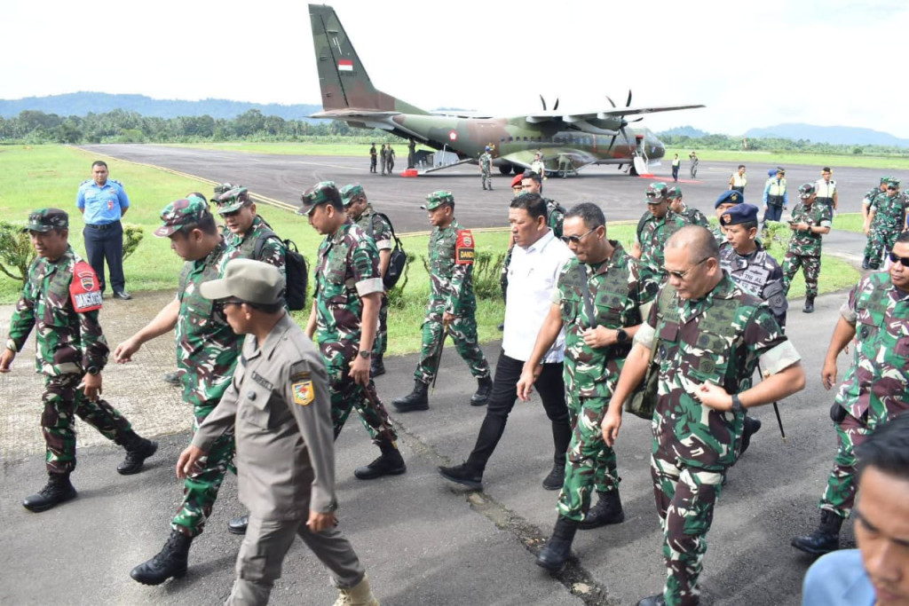 Bupati Tapteng Sambut Kasad Jenderal Maruli Simanjuntak di Bandara