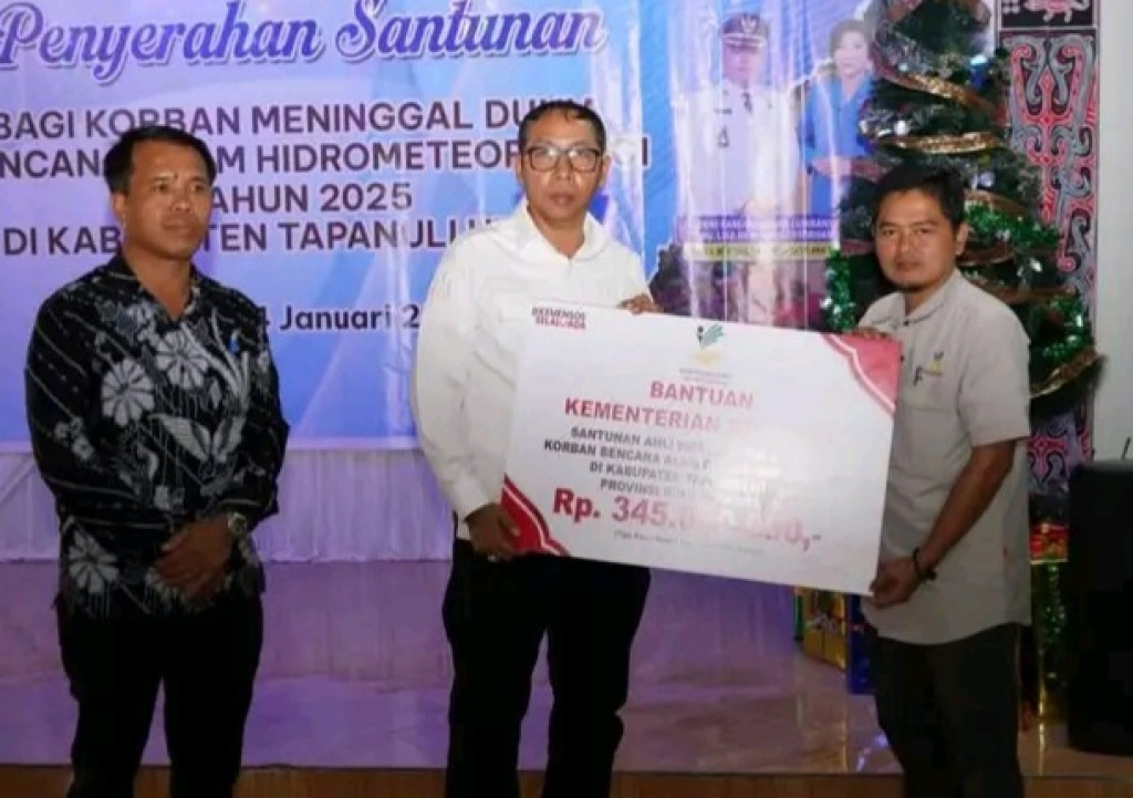Bupati Taput Serahkan Santunan Kepada Ahli Waris Korban Bencana Hidrometereologi Tahun 2025