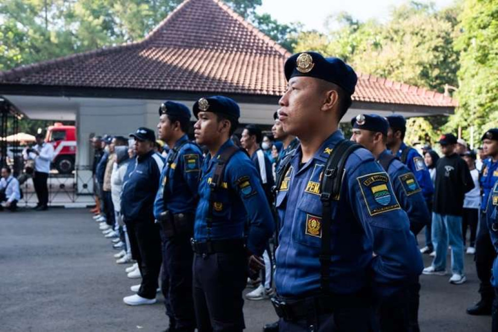 Damkarmatan Kota Bandung Siaga Bersihkan Jalan Pascamalam Tahun Baru 2026