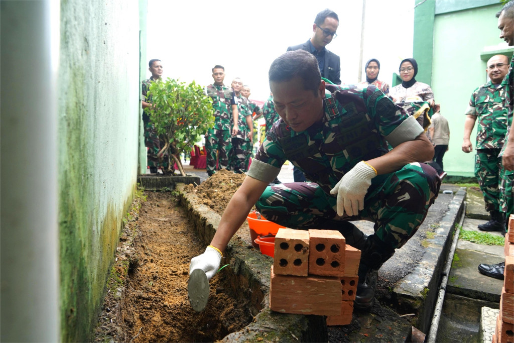 Danrem 042/Gapu Letakkan Batu Pertama Rehab Perluasan Masjid At Taqwa Korem 042/Gapu