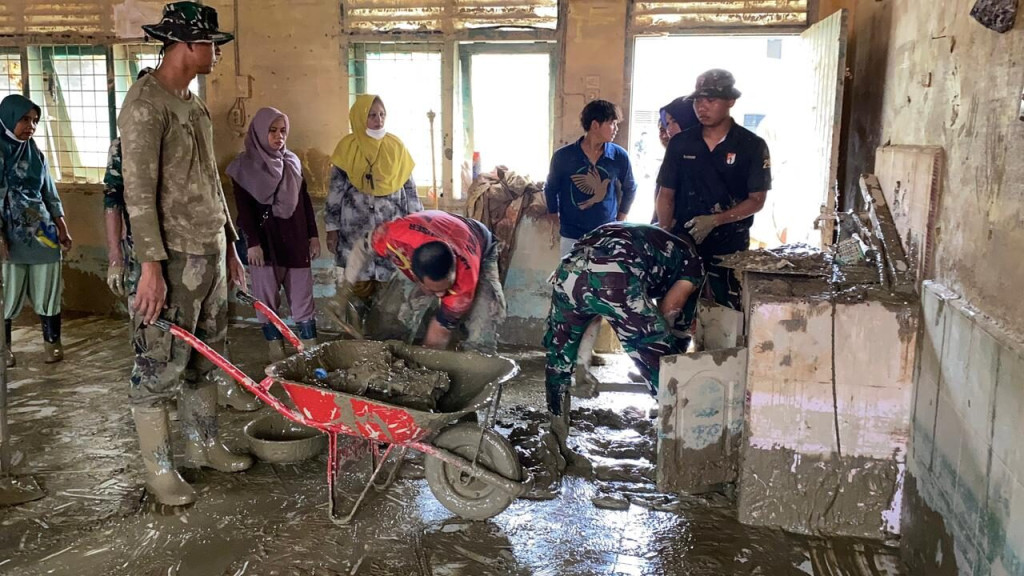Dari Cangkul hingga Tangan Kosong, Prajurit TNI Bersihkan Sekolah