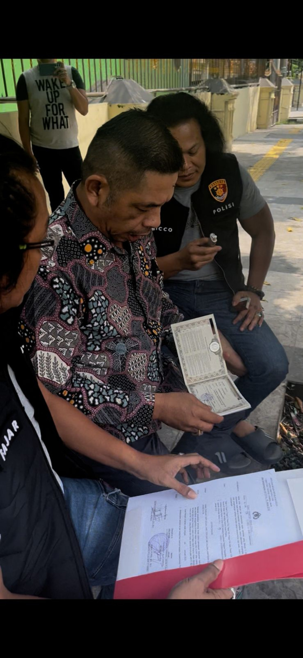 Diduga Oknum Polisi Melakukan Penangkapan, Penggeledahan dan Penyitaan Tanpa Surat Tugas, Advokat Indra Alami Kekerasan Fisik dan Intimidasi Mental di Parkiran Polrestabes