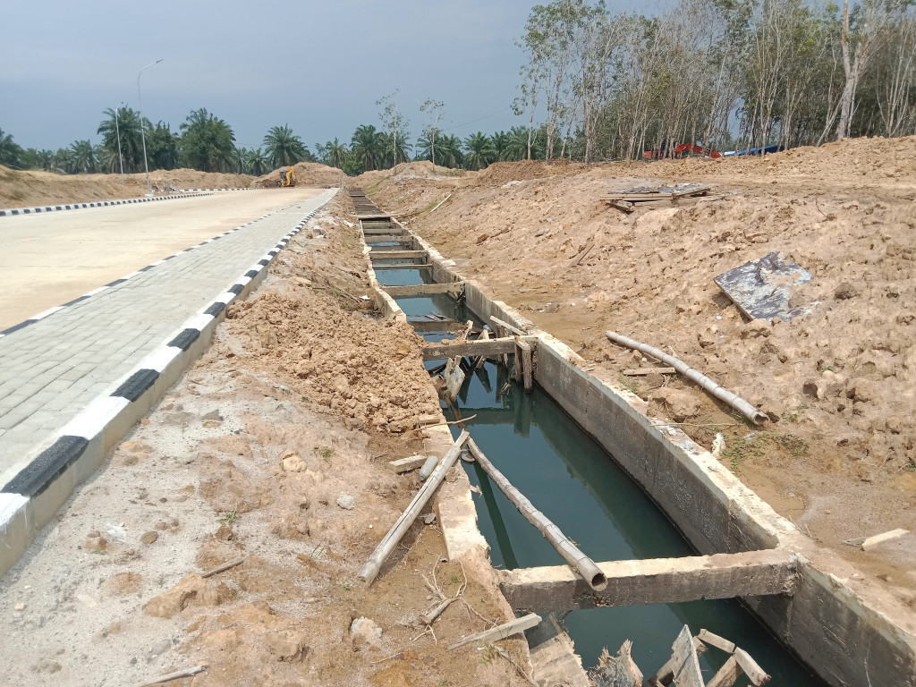 Diduga Proyek Beton Jalan dan Drainase di KEK Sei Mangkei dikerjakan Asal Jadi, Pengawasan Pihak Unit PISMK Dipertanyakan
