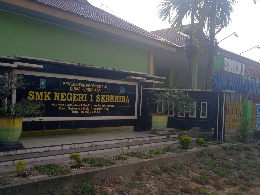 Diduga Pungli Berkedok Seragam dan Uang Pembangunan, SMKN 1 Seberida Tuai Sorotan, Kepsek Masih Bungkam