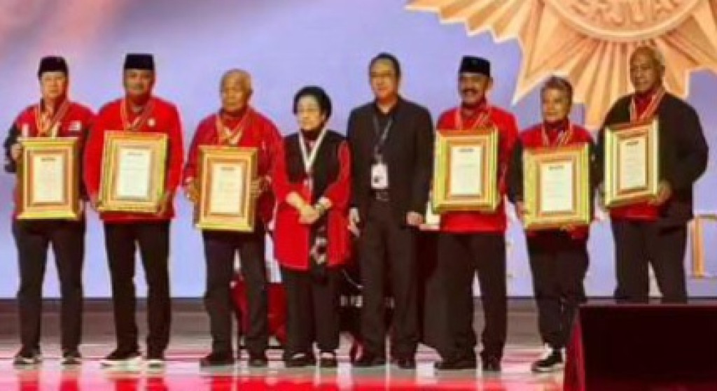 Enam Tokoh Senior PDI Perjuangan Terima Penghargaan "Leit Star"