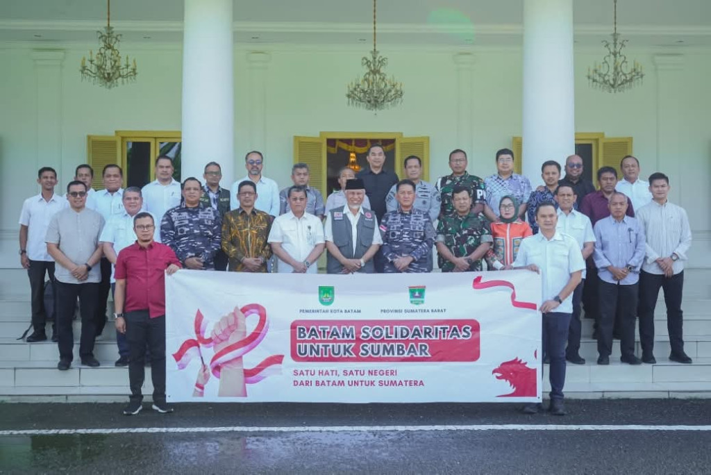 Gubernur Mahyeldi Terima Bantuan Rp4,56 Miliar dari Batam untuk Warga Terdampak Bencana