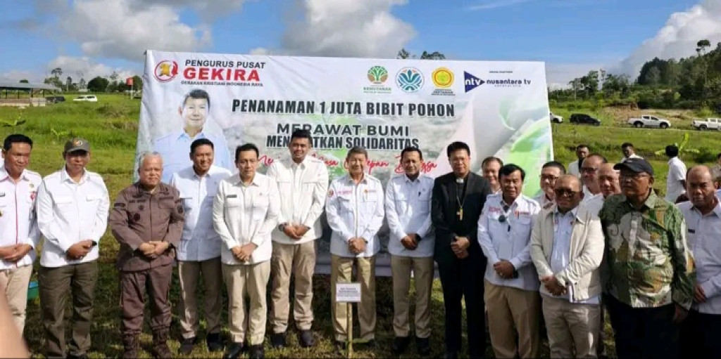 Hashim Djojokusumo Utusan Presiden RI  dan Rombongan Kunjungi Taput, Tanami Sejuta Pohon