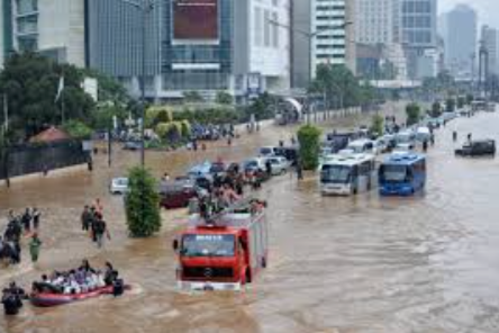 Hujan Deras Lumpuhkan Jakarta, 45 RT dan 22 Ruas Jalan Terendam