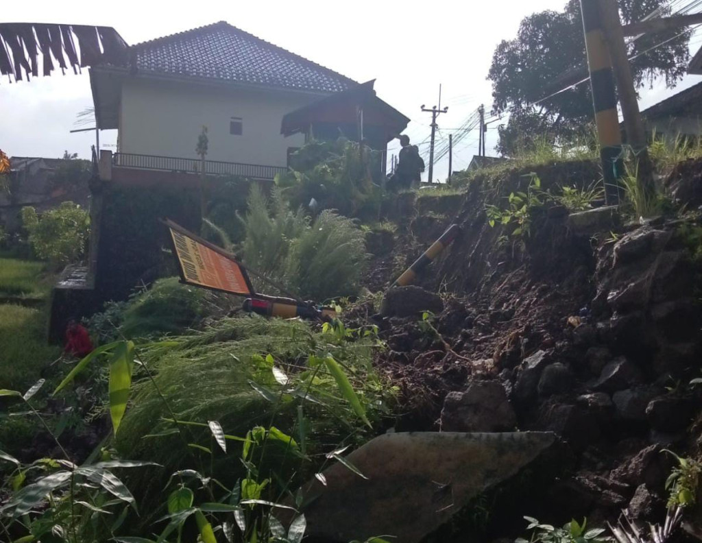Hujan Deras Picu Longsor TPT di Cisarua Sumedang, Kerugian Ditaksir Rp. 30 Juta