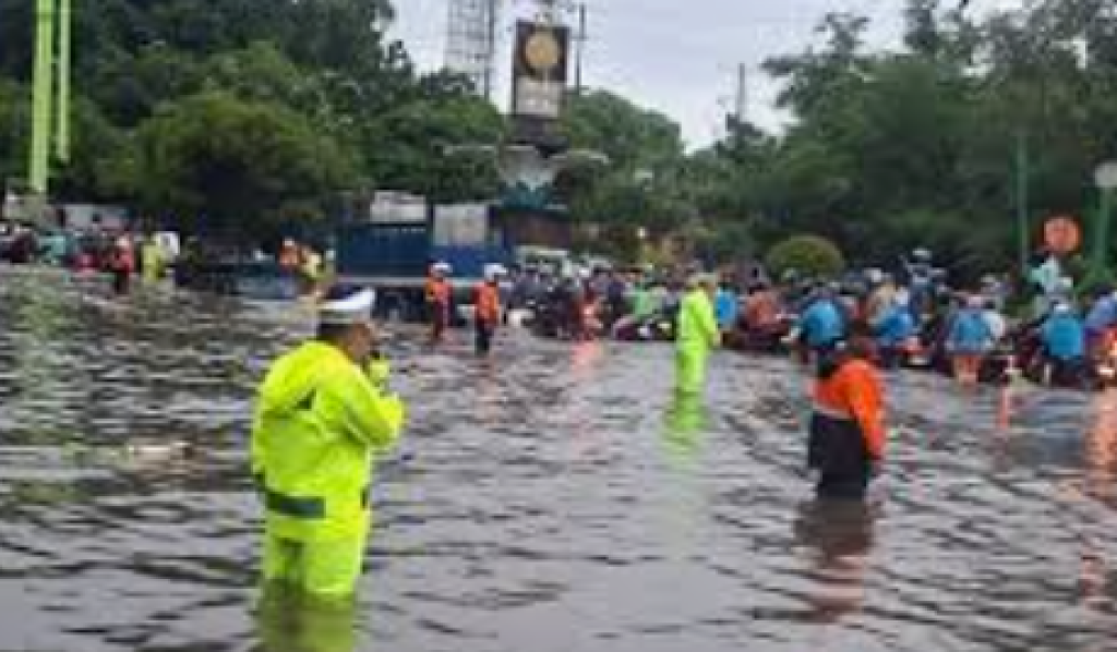 Hujan Dini Hari Picu Banjir, 106 RT dan 14 Ruas Jalan di Jakarta Tergenang